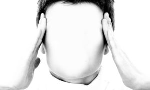 כאב ראש /  מיגרנה – טריק לחיצה עם קיסם על נקודות שיפיג לכם את הכאב במהירות